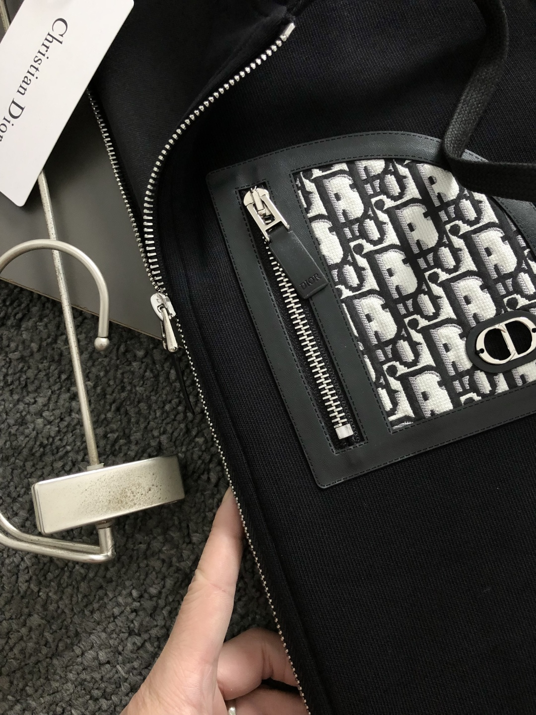 Dir*合身版型M-XXXl2025秋冬潮牌拉链卫衣，以气口袋点缀为主调，巧妙融入经典配色字母提花元素，