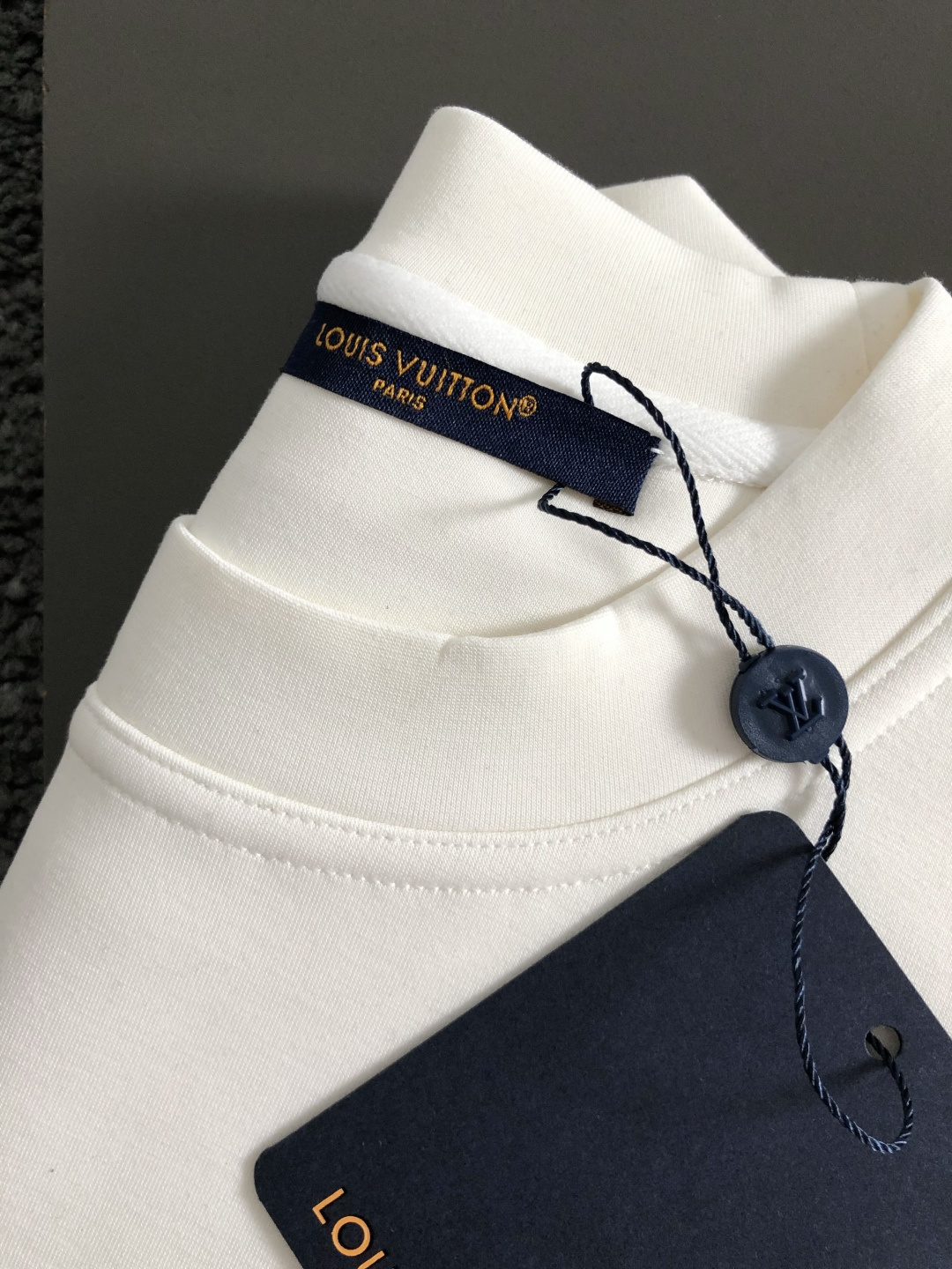 L牌*合身版型M-XXXL2026春夏金属logo压花潮牌短袖，精致工艺专柜面料，顶级元素融合打造，经典