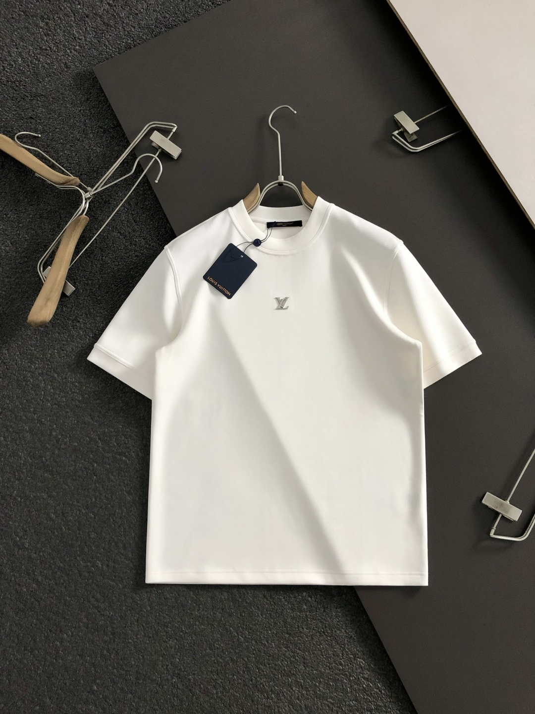 L牌*合身版型M-XXXL2026春夏金属logo压花潮牌短袖，精致工艺专柜面料，顶级元素融合打造，经典