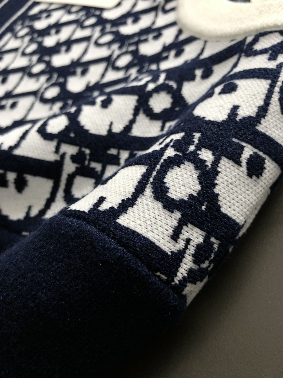 Dir*合身版型M-XXXl2025秋冬潮牌羊毛衫，以蓝白字母提花点缀为主调，巧妙融入撞色字母元素，后幅