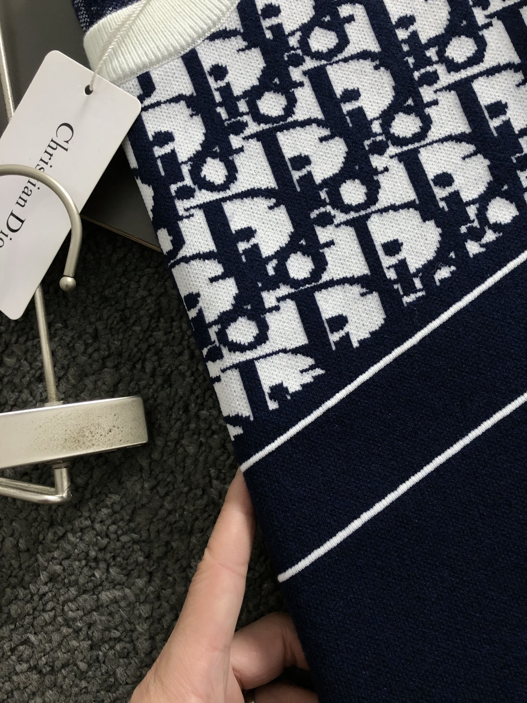 Dir*合身版型M-XXXl2025秋冬潮牌羊毛衫，以蓝白字母提花点缀为主调，巧妙融入撞色字母元素，后幅