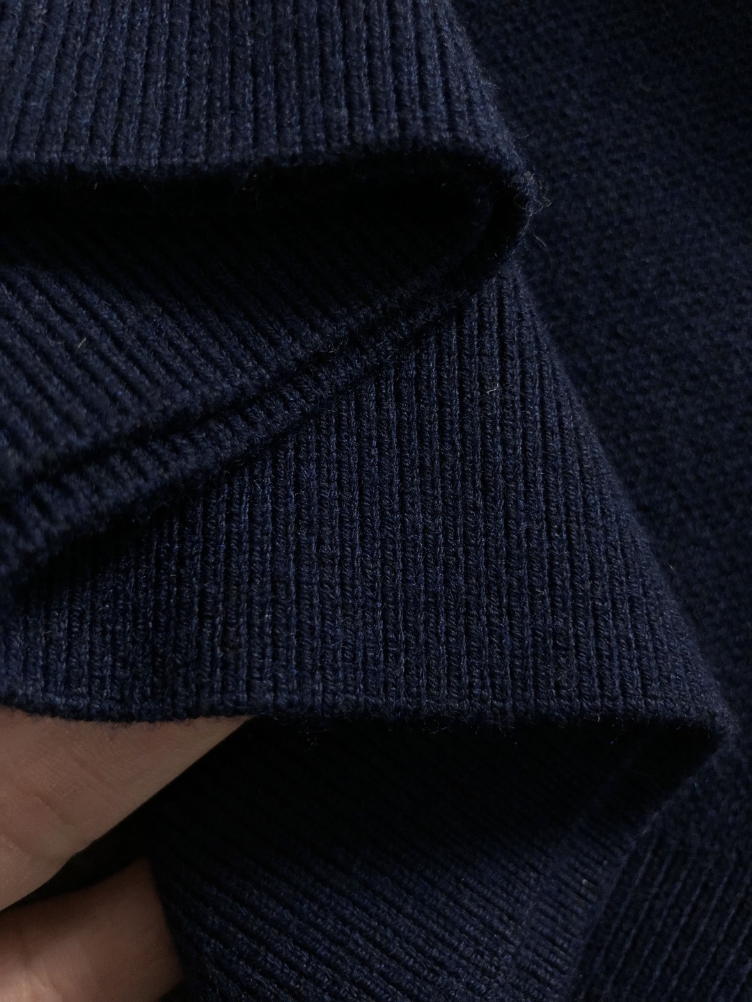 Dir*合身版型M-XXXl2025秋冬潮牌羊毛衫，以蓝白字母提花点缀为主调，巧妙融入撞色字母元素，后幅