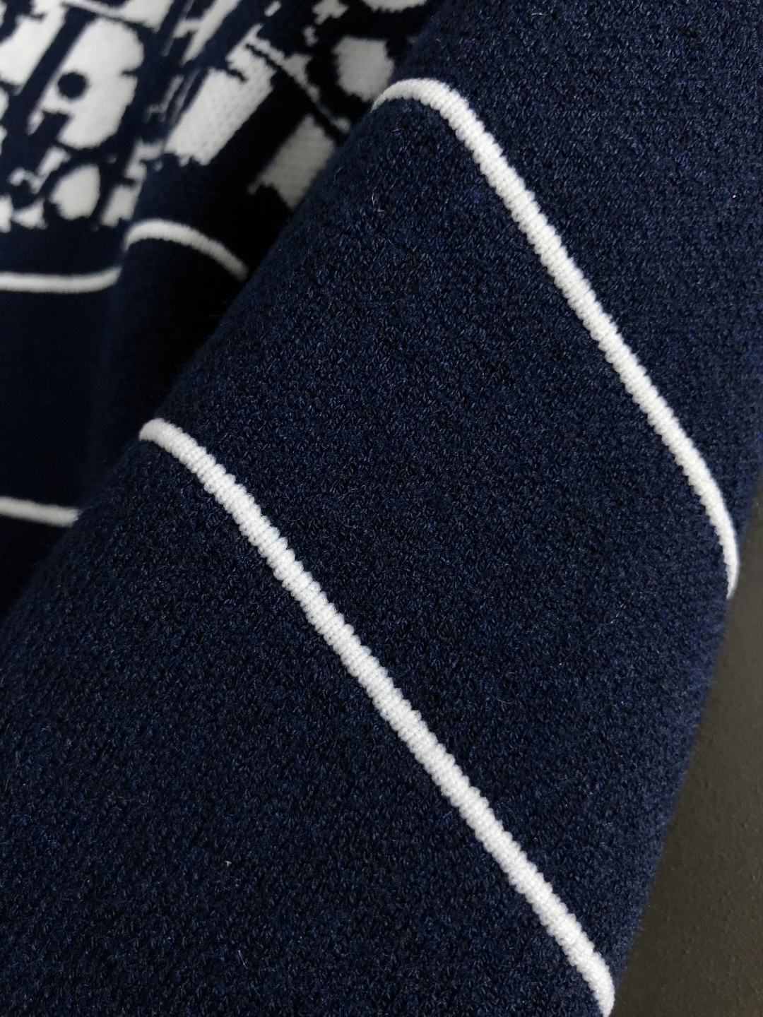 Dir*合身版型M-XXXl2025秋冬潮牌羊毛衫，以蓝白字母提花点缀为主调，巧妙融入撞色字母元素，后幅