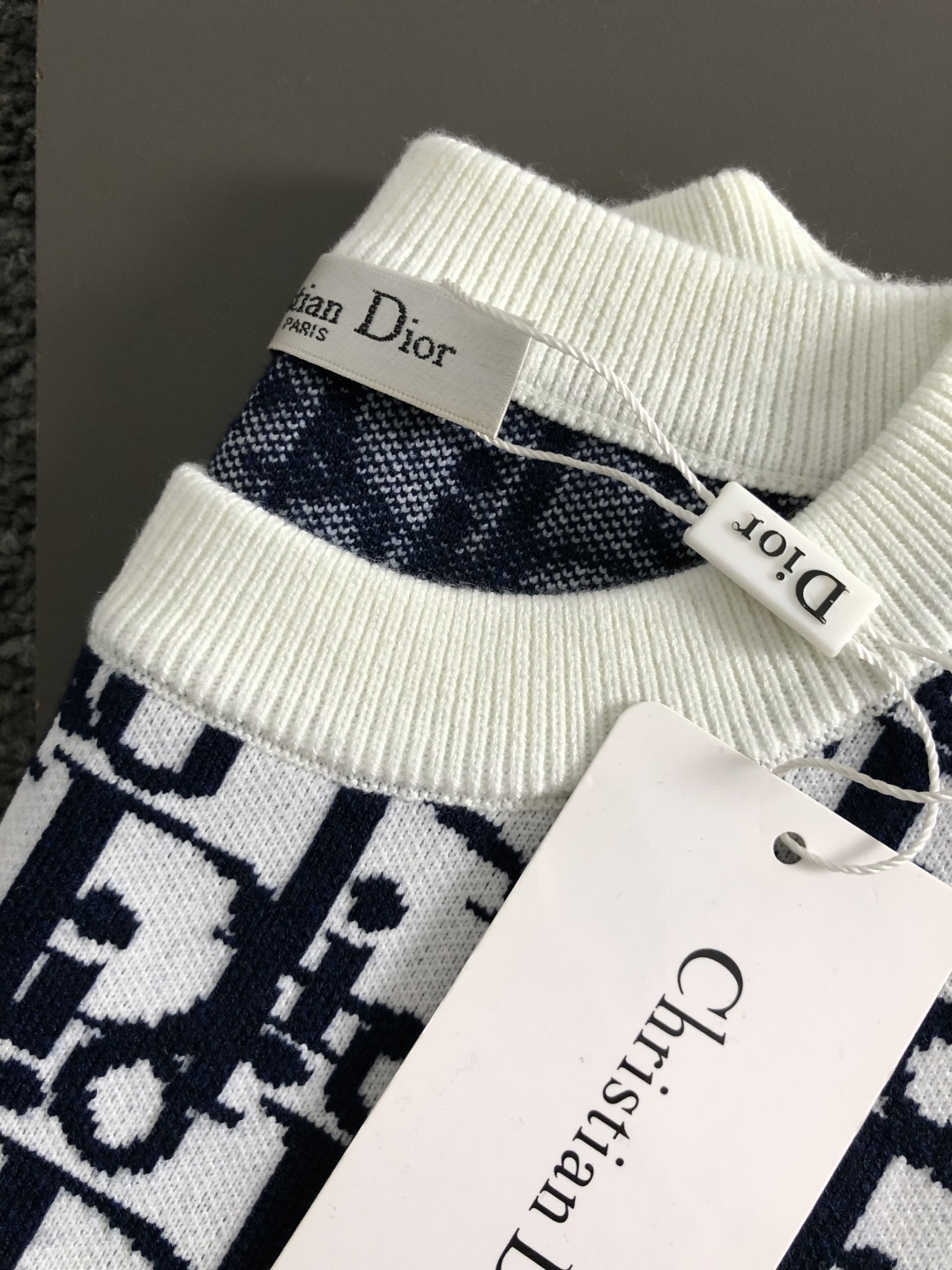 Dir*合身版型M-XXXl2025秋冬潮牌羊毛衫，以蓝白字母提花点缀为主调，巧妙融入撞色字母元素，后幅