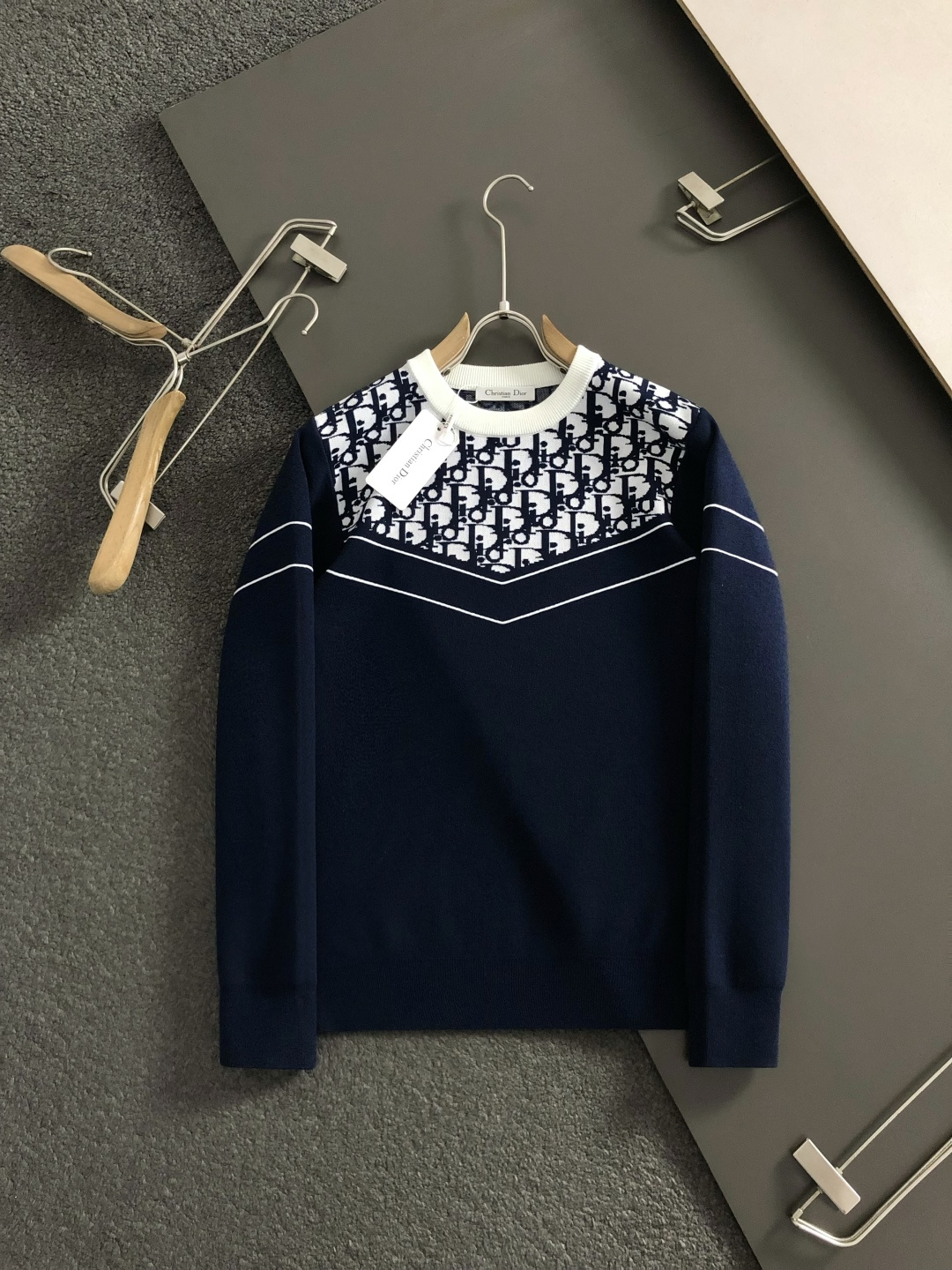 Dir*合身版型M-XXXl2025秋冬潮牌羊毛衫，以蓝白字母提花点缀为主调，巧妙融入撞色字母元素，后幅