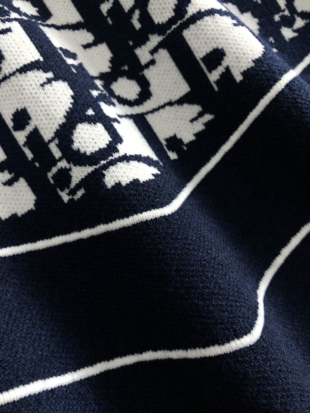 Dir*合身版型M-XXXl2025秋冬潮牌羊毛衫，以蓝白字母提花点缀为主调，巧妙融入撞色字母元素，后幅