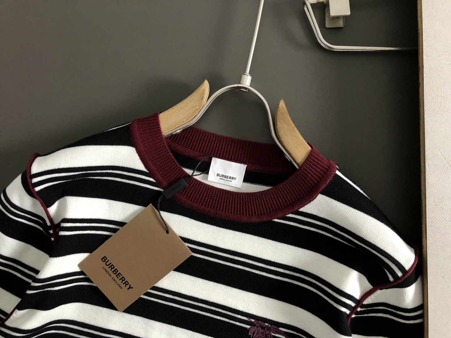 BBR*合身版型M-XXXl2025秋冬潮牌羊毛衫，以红白黑三色提花点缀为主调，巧妙融入立体鼓波工艺搭配