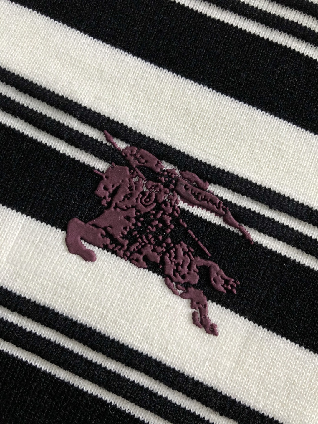 BBR*合身版型M-XXXl2025秋冬潮牌羊毛衫，以红白黑三色提花点缀为主调，巧妙融入立体鼓波工艺搭配