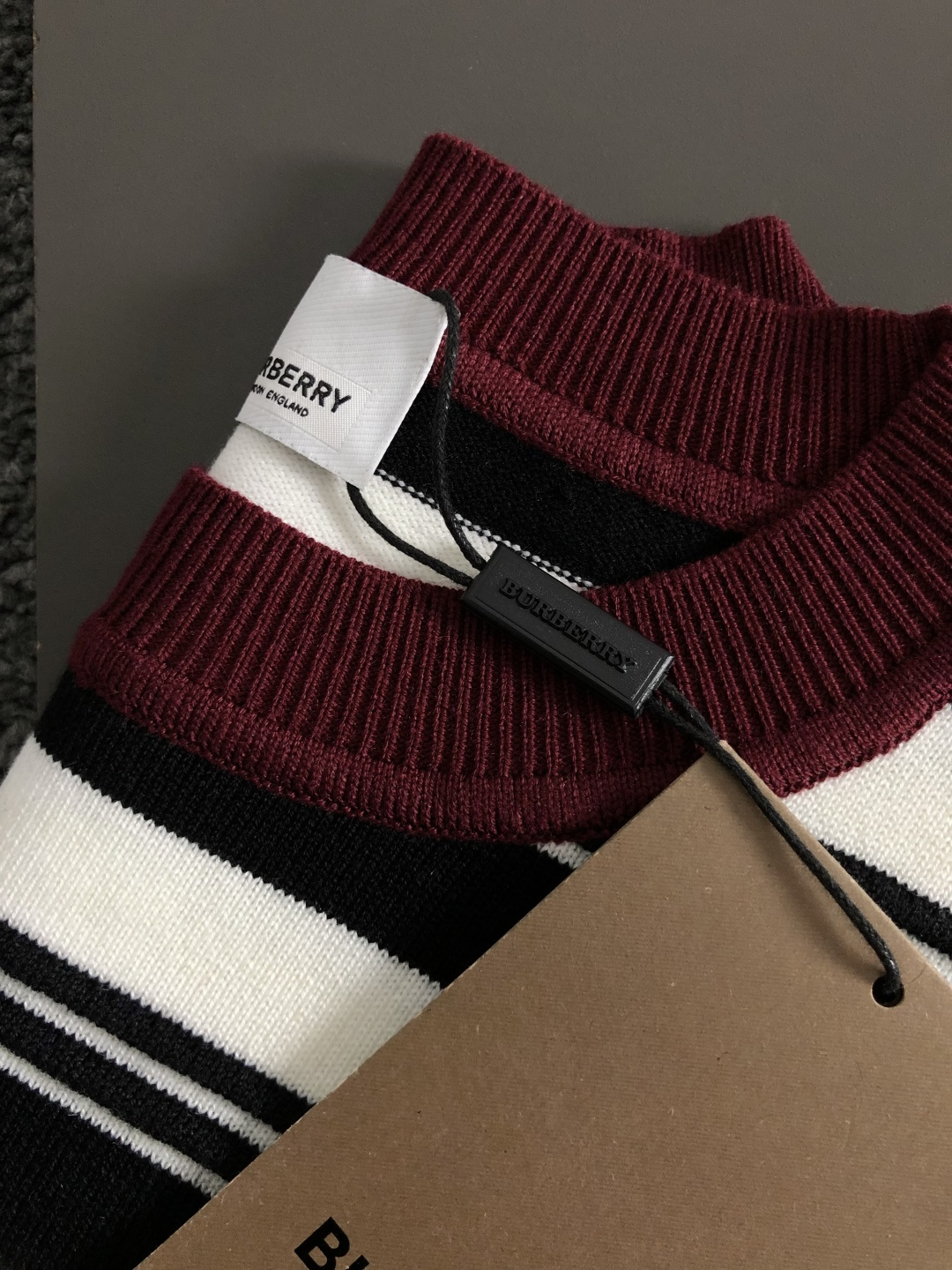 BBR*合身版型M-XXXl2025秋冬潮牌羊毛衫，以红白黑三色提花点缀为主调，巧妙融入立体鼓波工艺搭配