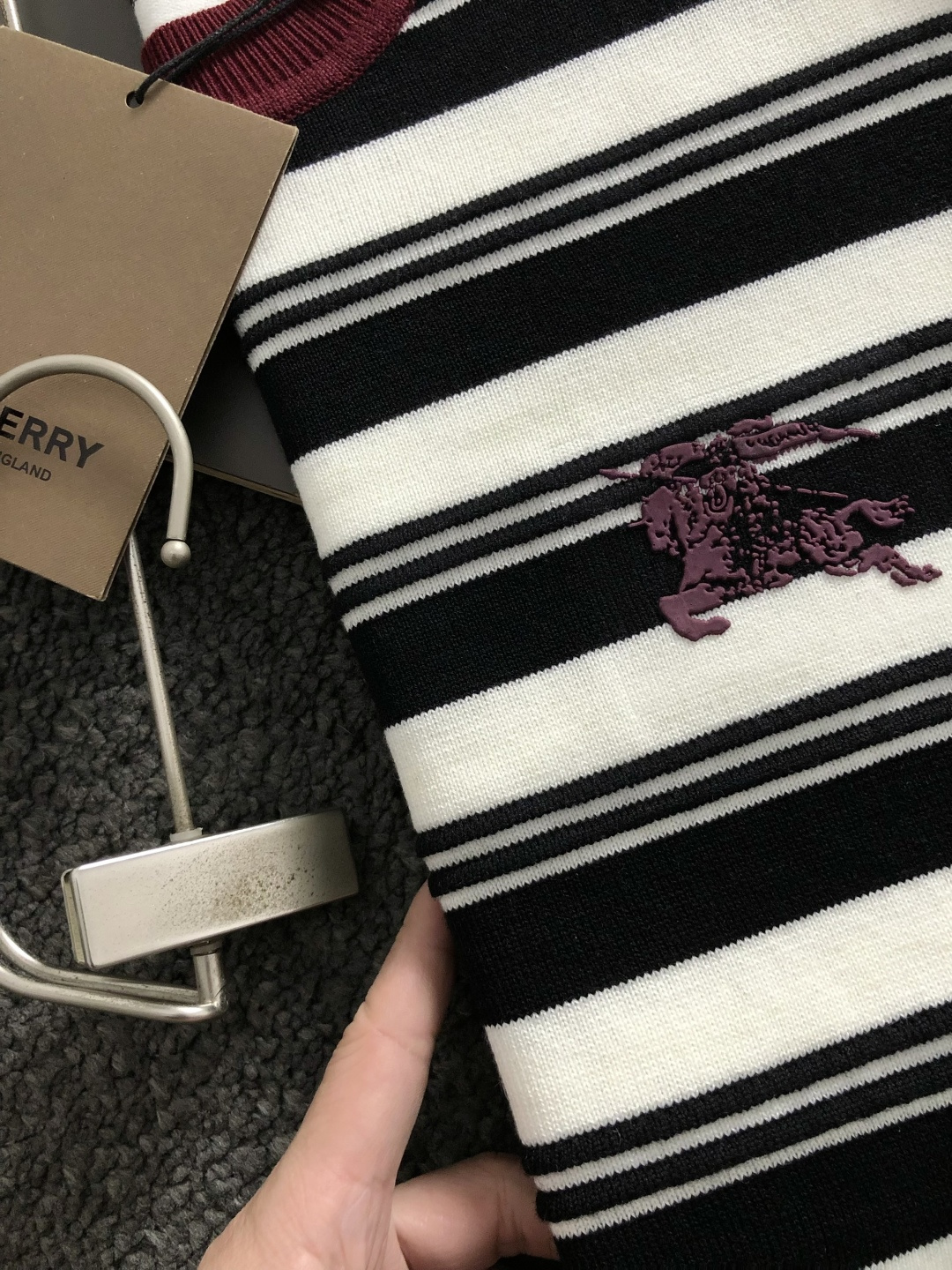 BBR*合身版型M-XXXl2025秋冬潮牌羊毛衫，以红白黑三色提花点缀为主调，巧妙融入立体鼓波工艺搭配