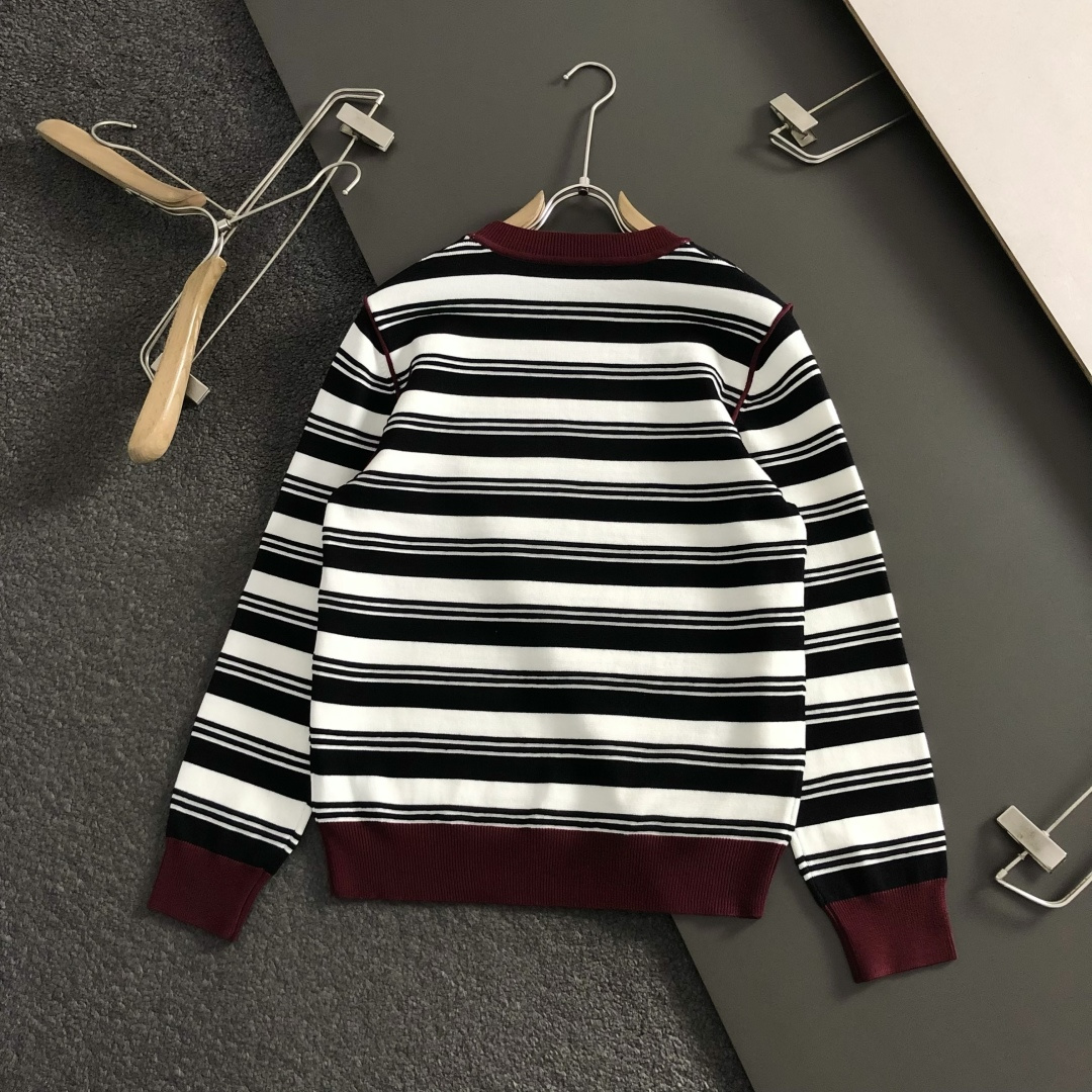 BBR*合身版型M-XXXl2025秋冬潮牌羊毛衫，以红白黑三色提花点缀为主调，巧妙融入立体鼓波工艺搭配