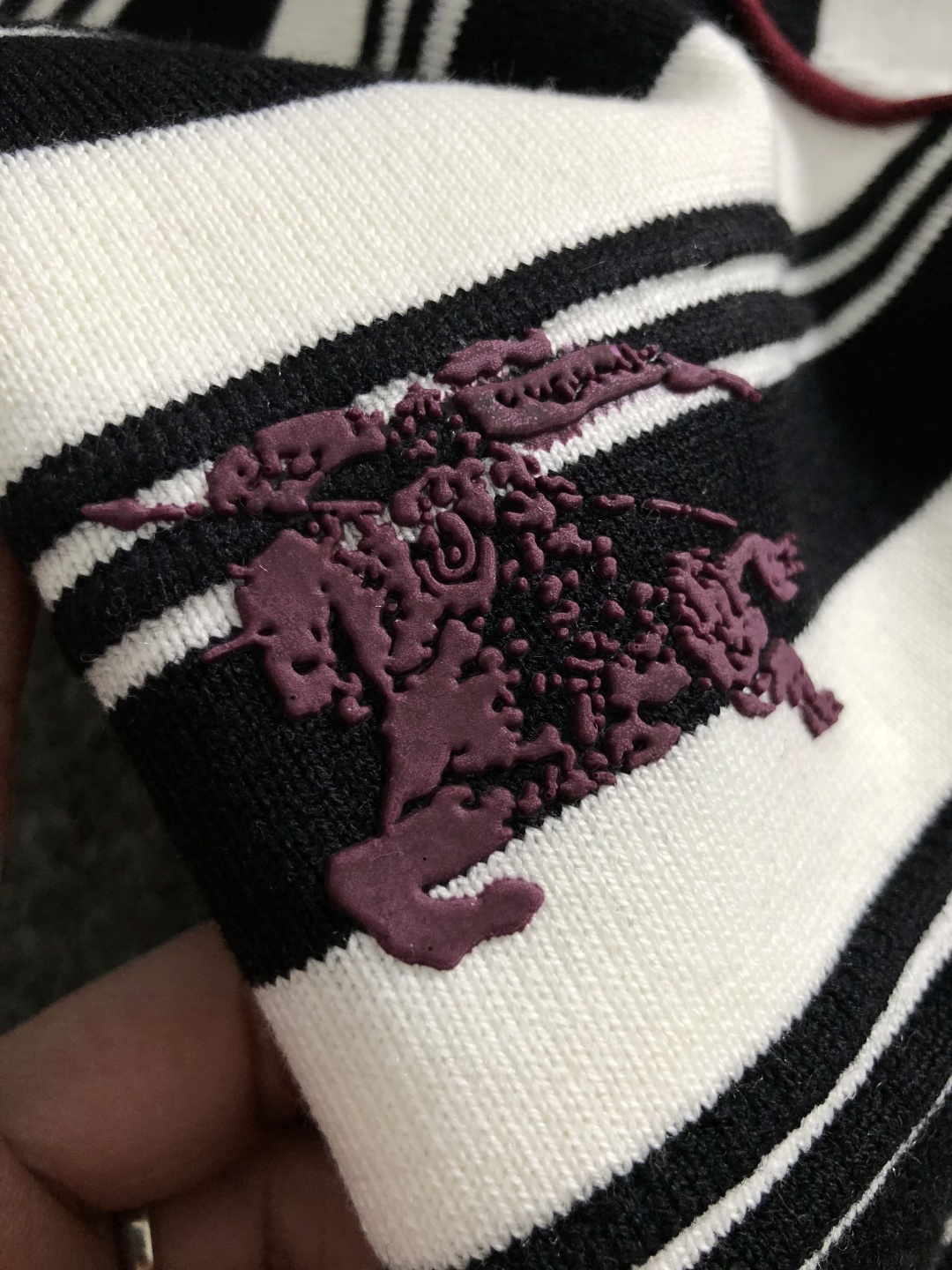 BBR*合身版型M-XXXl2025秋冬潮牌羊毛衫，以红白黑三色提花点缀为主调，巧妙融入立体鼓波工艺搭配