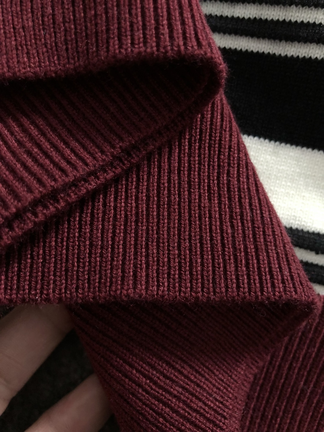 BBR*合身版型M-XXXl2025秋冬潮牌羊毛衫，以红白黑三色提花点缀为主调，巧妙融入立体鼓波工艺搭配