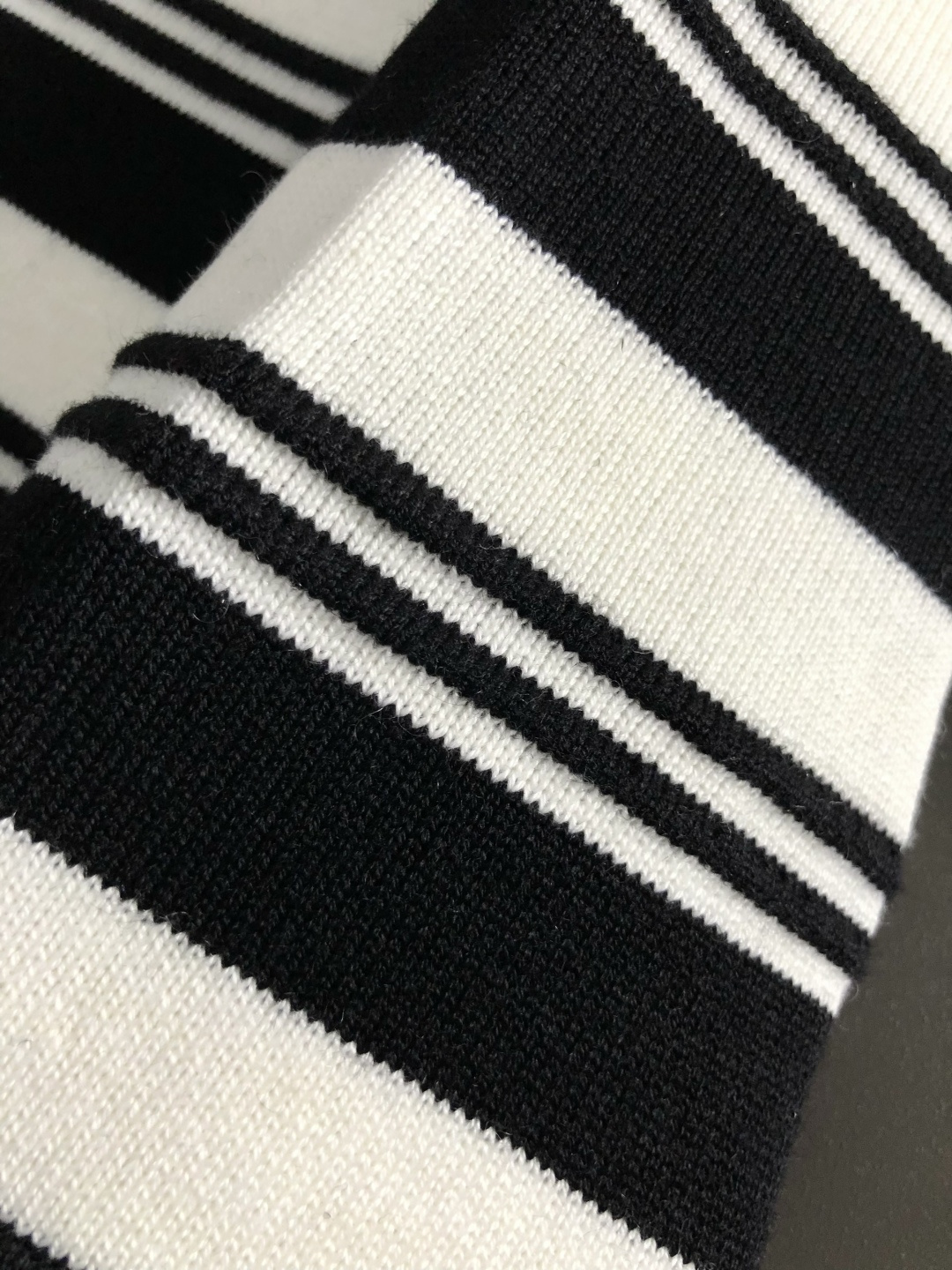 BBR*合身版型M-XXXl2025秋冬潮牌羊毛衫，以红白黑三色提花点缀为主调，巧妙融入立体鼓波工艺搭配