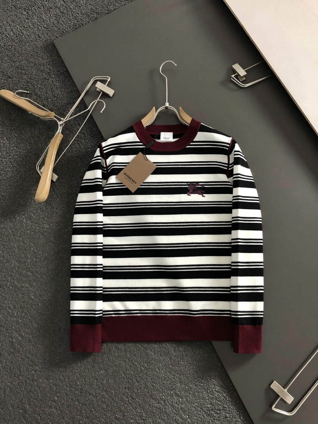 BBR*合身版型M-XXXl2025秋冬潮牌羊毛衫，以红白黑三色提花点缀为主调，巧妙融入立体鼓波工艺搭配