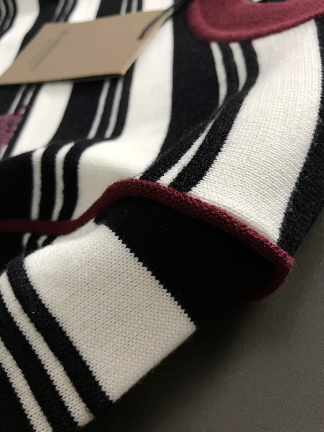 BBR*合身版型M-XXXl2025秋冬潮牌羊毛衫，以红白黑三色提花点缀为主调，巧妙融入立体鼓波工艺搭配