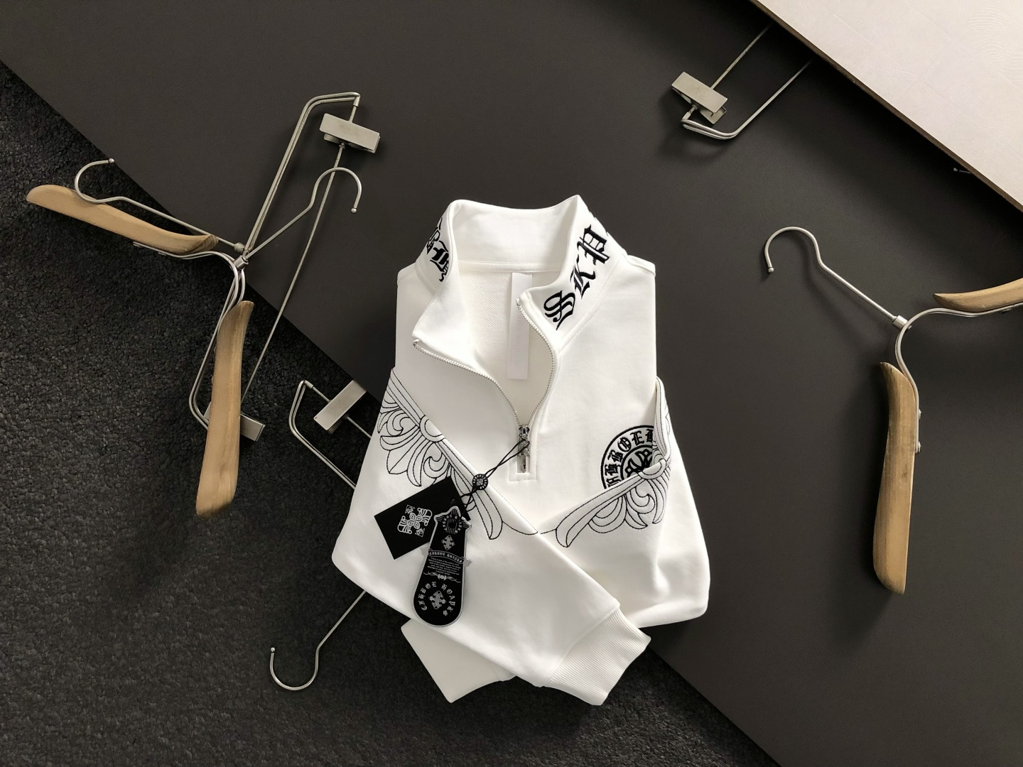 Ch*微宽版型S-Xl2025秋冬潮牌卫衣，以经典梵文刺绣元素点缀为主调，巧妙融入领口梵文字母元素，打破