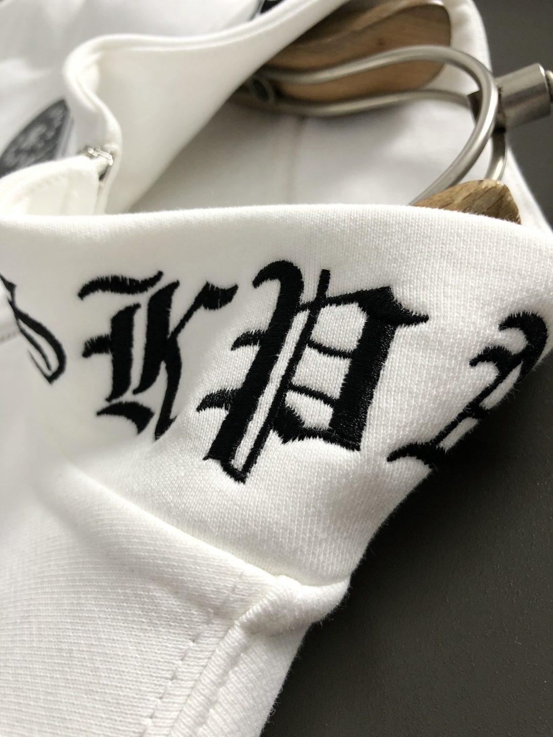 Ch*微宽版型S-Xl2025秋冬潮牌卫衣，以经典梵文刺绣元素点缀为主调，巧妙融入领口梵文字母元素，打破