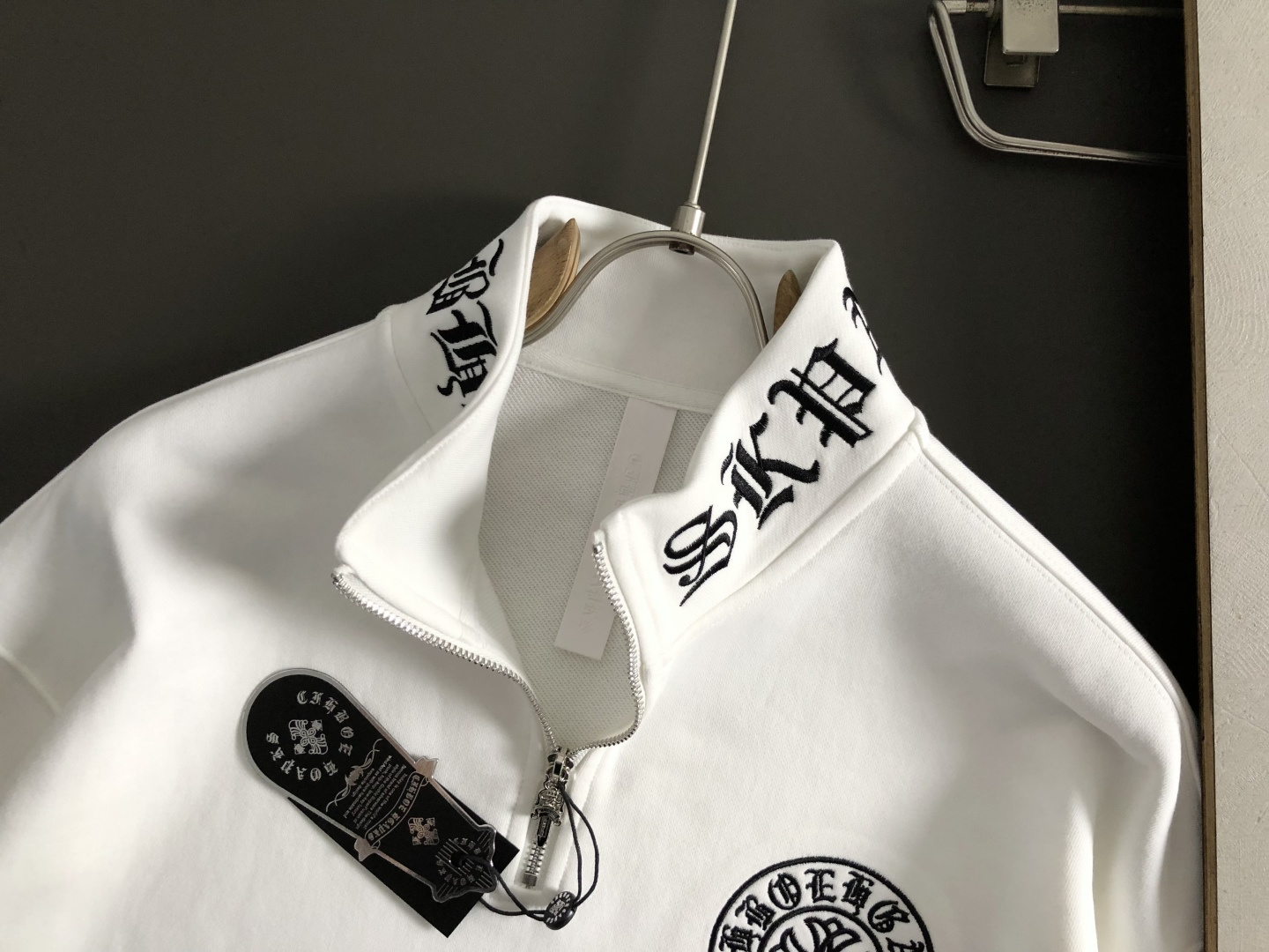 Ch*微宽版型S-Xl2025秋冬潮牌卫衣，以经典梵文刺绣元素点缀为主调，巧妙融入领口梵文字母元素，打破