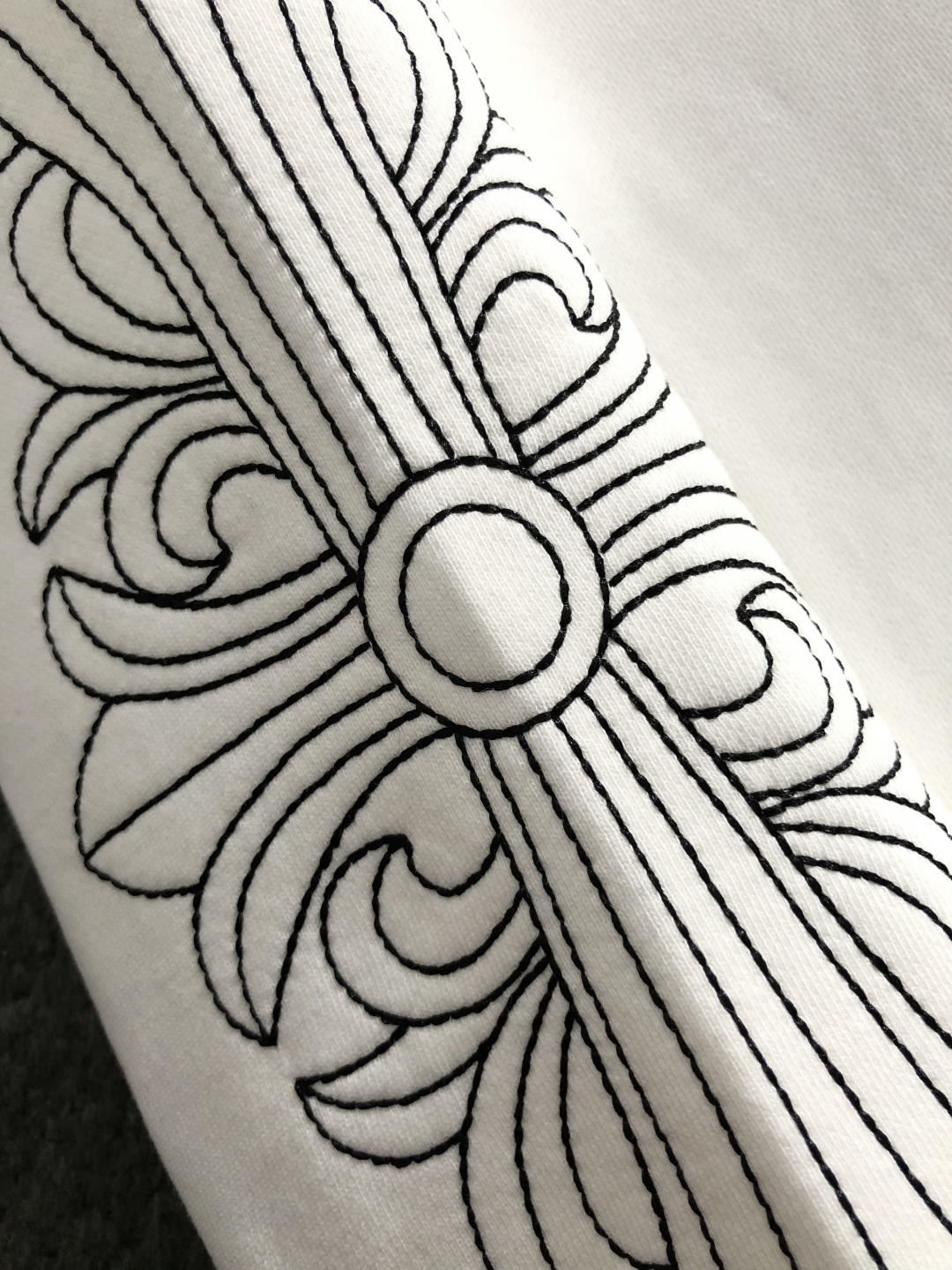 Ch*微宽版型S-Xl2025秋冬潮牌卫衣，以经典梵文刺绣元素点缀为主调，巧妙融入领口梵文字母元素，打破