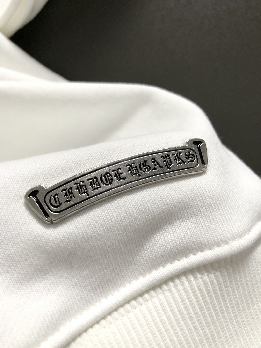 Ch*微宽版型S-Xl2025秋冬潮牌卫衣，以经典梵文刺绣元素点缀为主调，巧妙融入领口梵文字母元素，打破