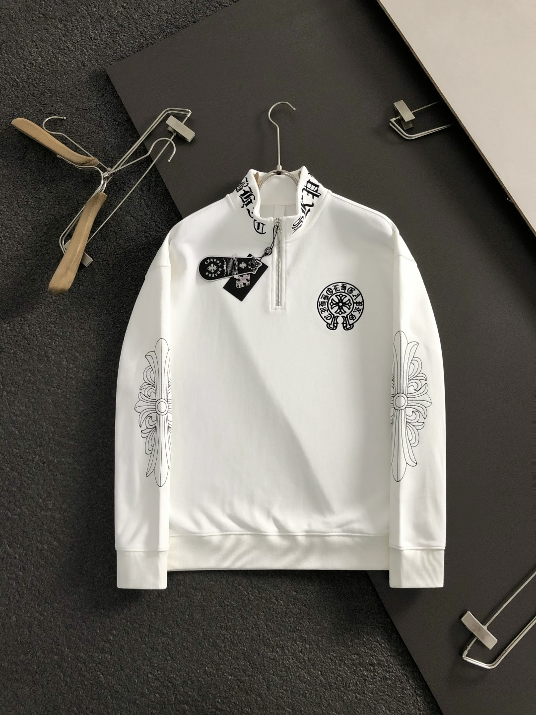 Ch*微宽版型S-Xl2025秋冬潮牌卫衣，以经典梵文刺绣元素点缀为主调，巧妙融入领口梵文字母元素，打破