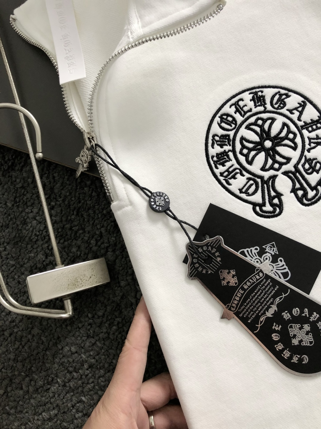 Ch*微宽版型S-Xl2025秋冬潮牌卫衣，以经典梵文刺绣元素点缀为主调，巧妙融入领口梵文字母元素，打破