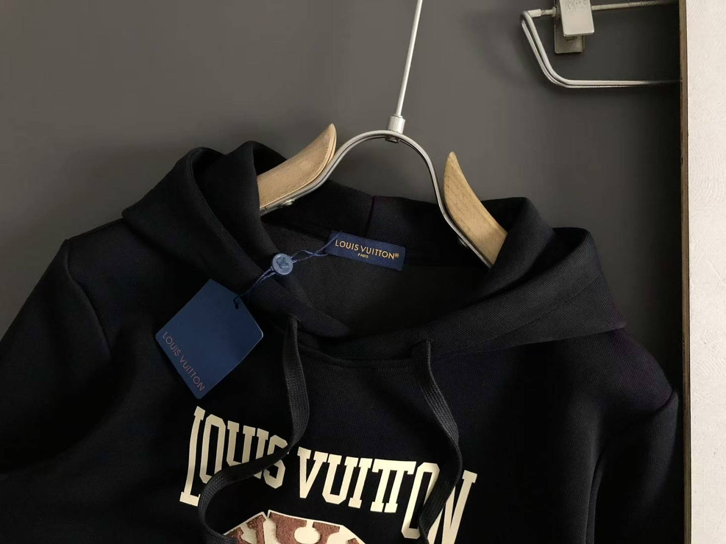 L牌*合身版型M-XXXl2025秋冬潮牌卫衣，以经典贴皮绣为主调，巧妙融入撞色元素，打破传统卫衣的单调