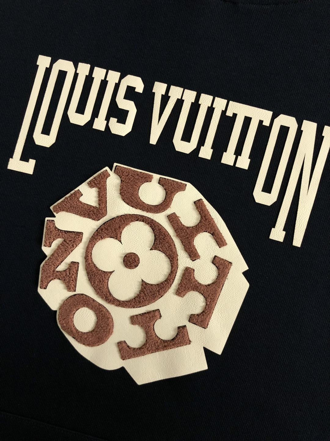 L牌*合身版型M-XXXl2025秋冬潮牌卫衣，以经典贴皮绣为主调，巧妙融入撞色元素，打破传统卫衣的单调