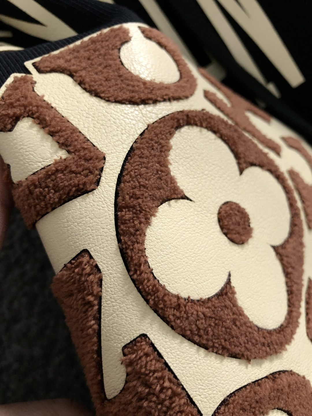 L牌*合身版型M-XXXl2025秋冬潮牌卫衣，以经典贴皮绣为主调，巧妙融入撞色元素，打破传统卫衣的单调