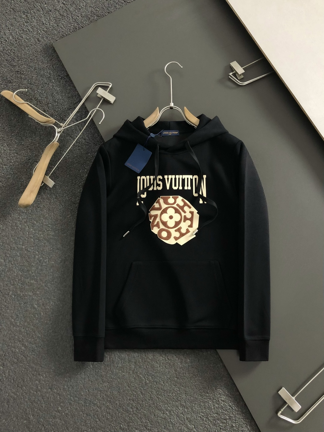 L牌*合身版型M-XXXl2025秋冬潮牌卫衣，以经典贴皮绣为主调，巧妙融入撞色元素，打破传统卫衣的单调