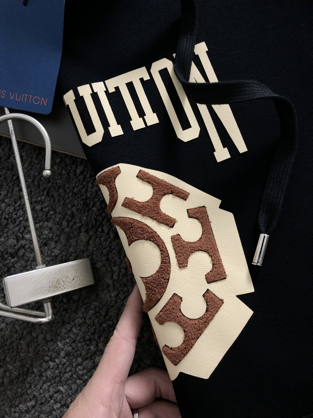 L牌*合身版型M-XXXl2025秋冬潮牌卫衣，以经典贴皮绣为主调，巧妙融入撞色元素，打破传统卫衣的单调