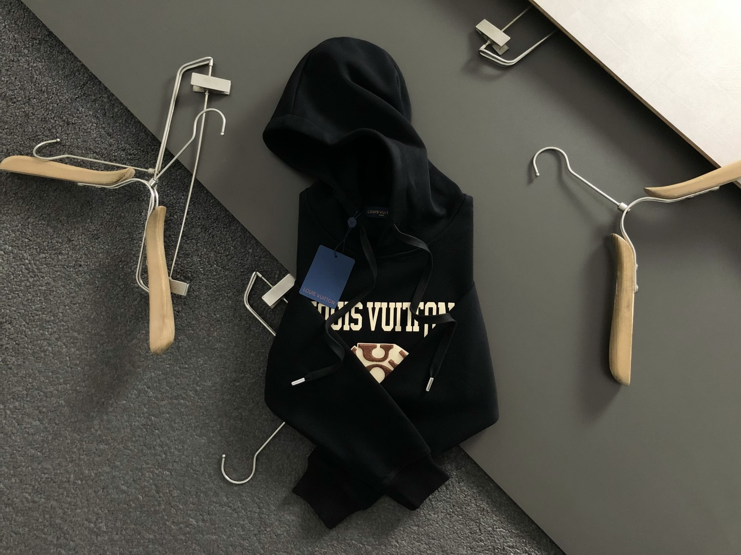 L牌*合身版型M-XXXl2025秋冬潮牌卫衣，以经典贴皮绣为主调，巧妙融入撞色元素，打破传统卫衣的单调