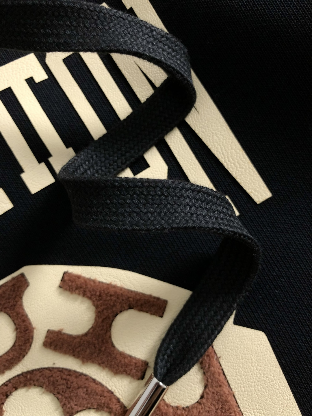 L牌*合身版型M-XXXl2025秋冬潮牌卫衣，以经典贴皮绣为主调，巧妙融入撞色元素，打破传统卫衣的单调