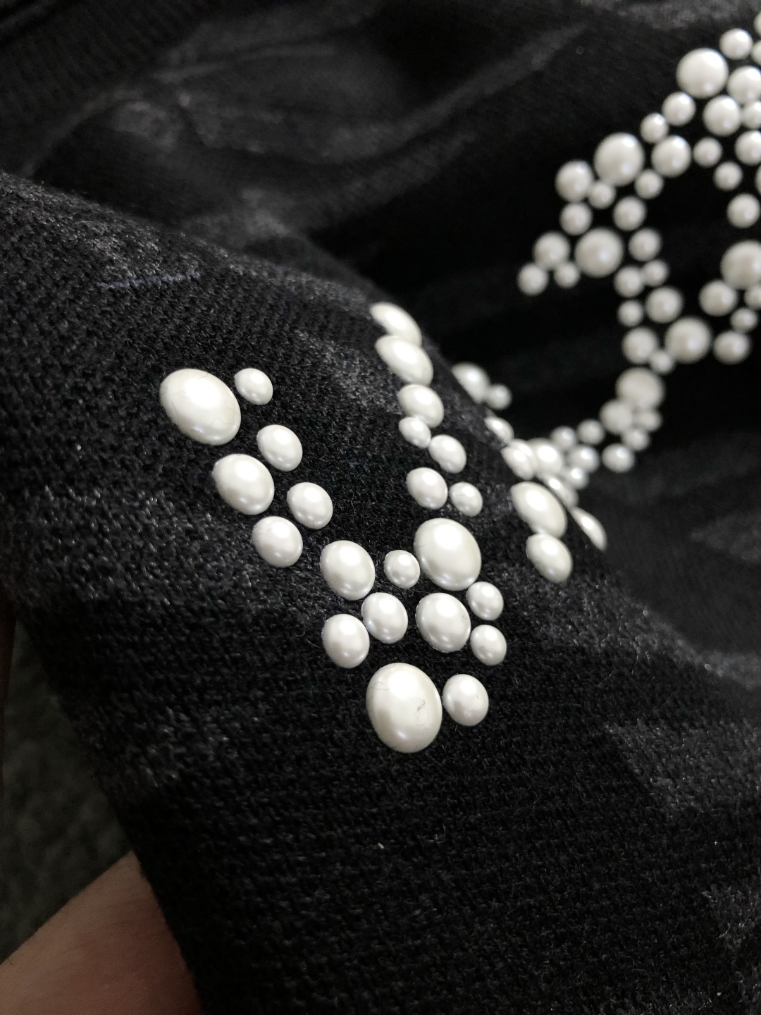 L牌*合身版型M-XXXl2025秋冬潮牌羊毛衫，以黑灰提花点缀为主调，巧妙融入珍珠烫珠字母元素，打破传