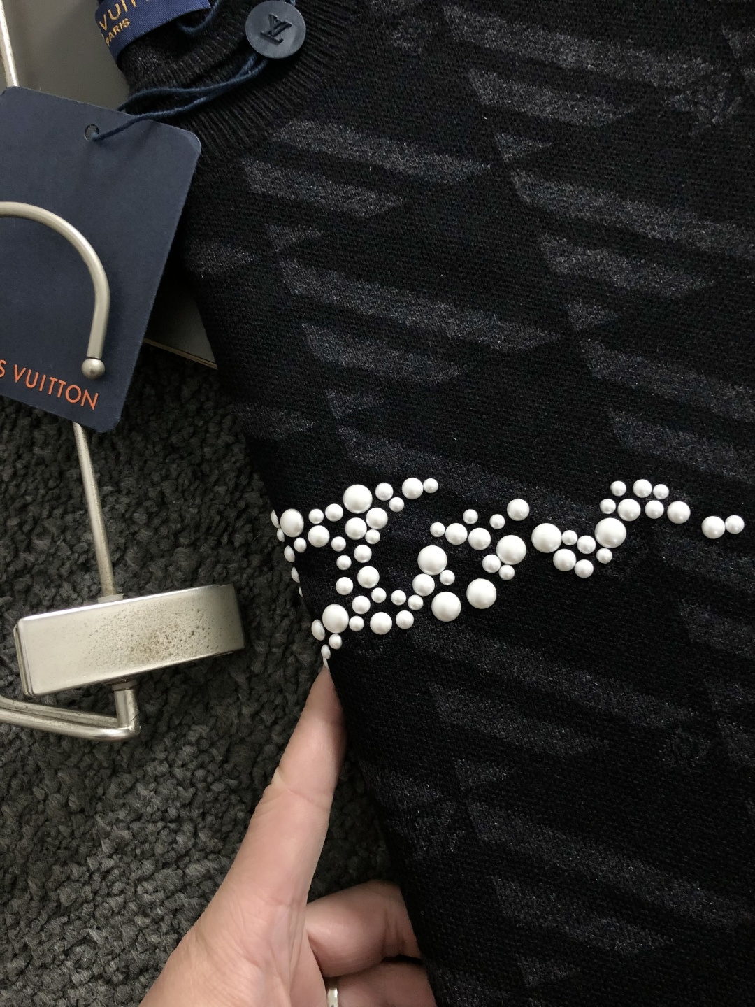 L牌*合身版型M-XXXl2025秋冬潮牌羊毛衫，以黑灰提花点缀为主调，巧妙融入珍珠烫珠字母元素，打破传
