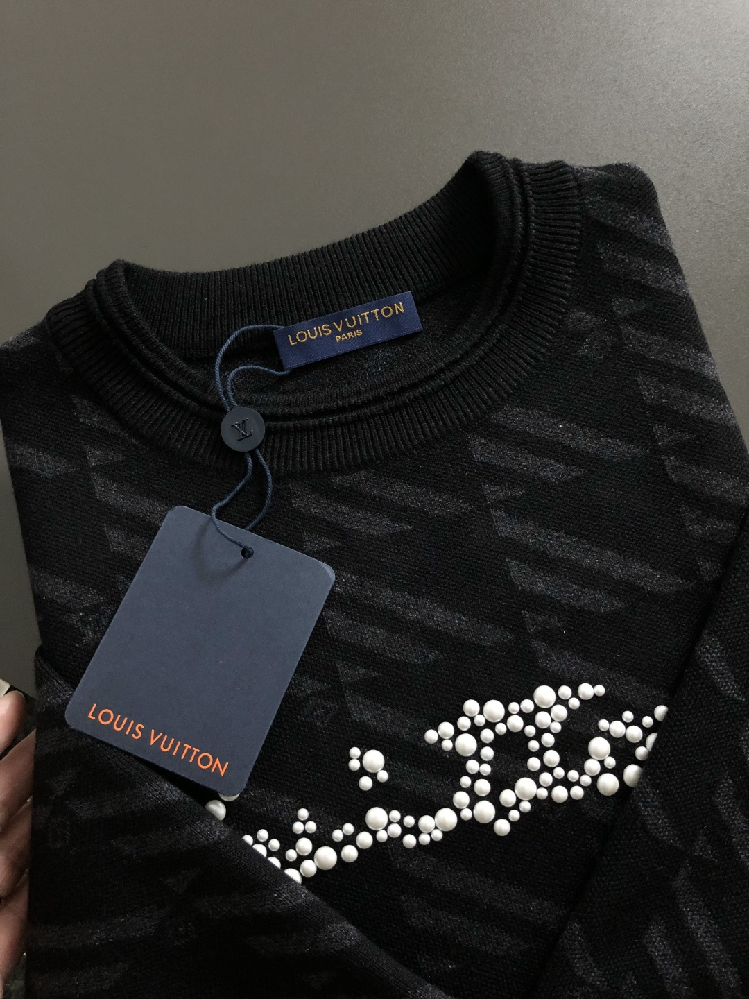 L牌*合身版型M-XXXl2025秋冬潮牌羊毛衫，以黑灰提花点缀为主调，巧妙融入珍珠烫珠字母元素，打破传