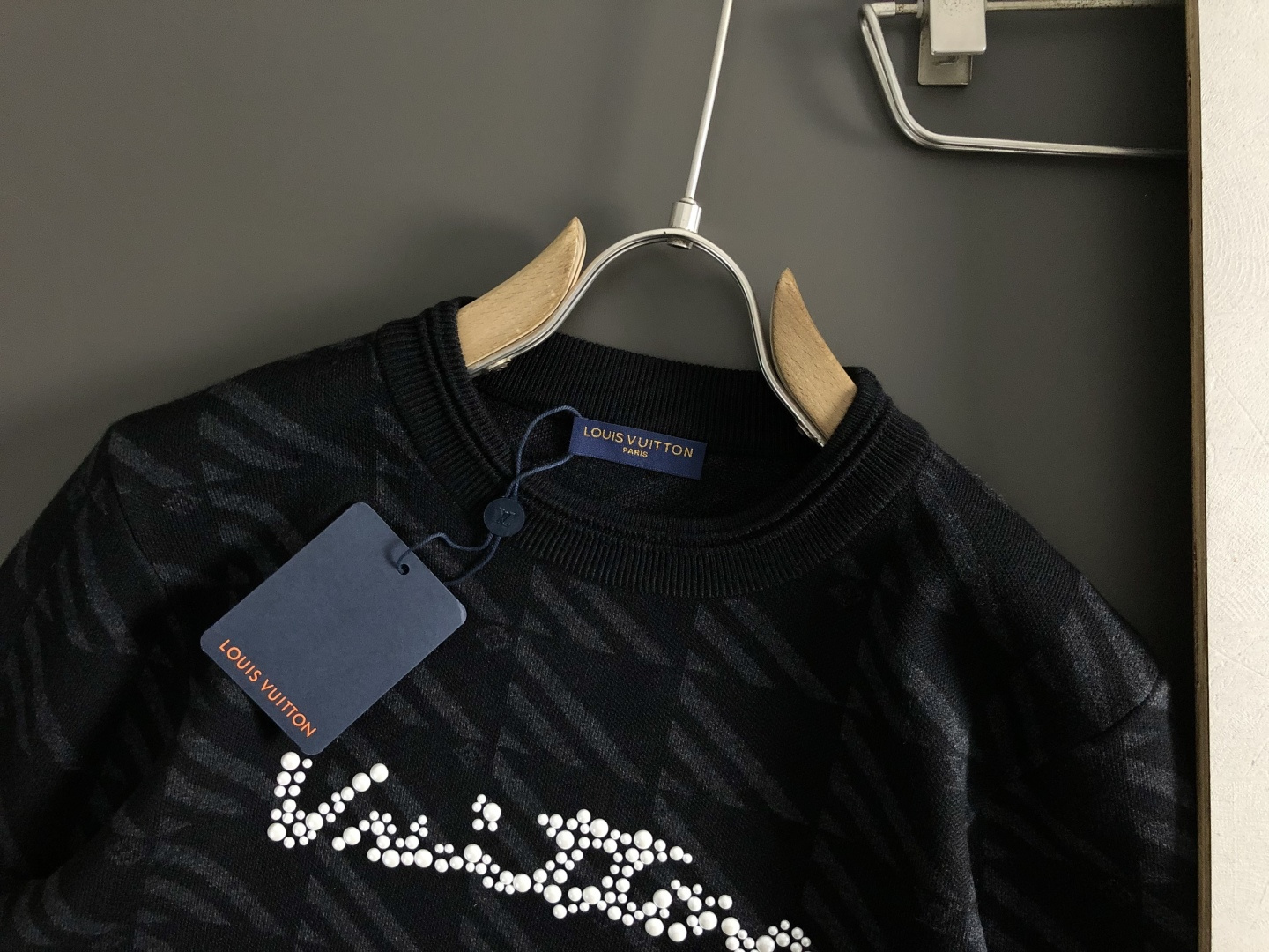 L牌*合身版型M-XXXl2025秋冬潮牌羊毛衫，以黑灰提花点缀为主调，巧妙融入珍珠烫珠字母元素，打破传