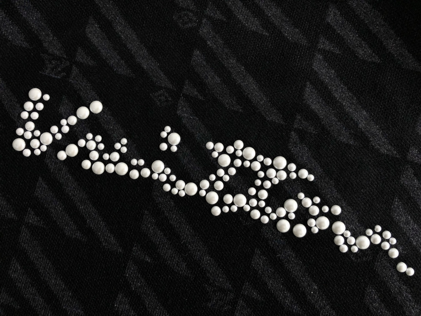 L牌*合身版型M-XXXl2025秋冬潮牌羊毛衫，以黑灰提花点缀为主调，巧妙融入珍珠烫珠字母元素，打破传