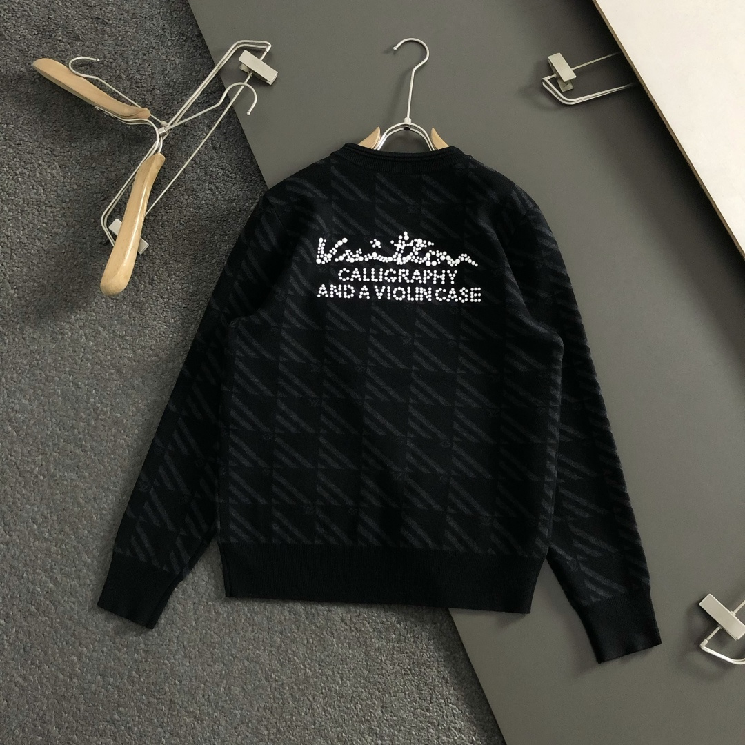 L牌*合身版型M-XXXl2025秋冬潮牌羊毛衫，以黑灰提花点缀为主调，巧妙融入珍珠烫珠字母元素，打破传