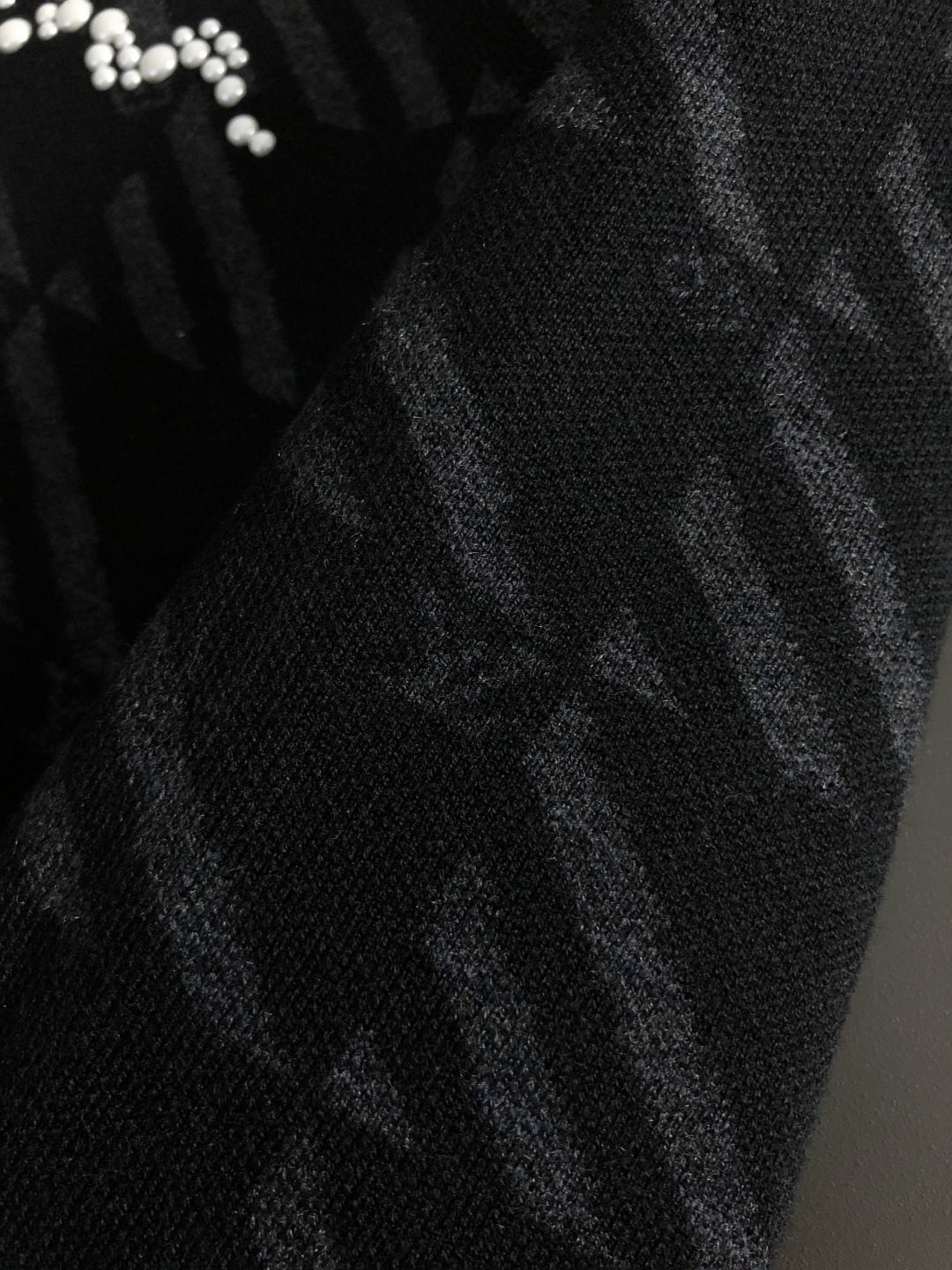 L牌*合身版型M-XXXl2025秋冬潮牌羊毛衫，以黑灰提花点缀为主调，巧妙融入珍珠烫珠字母元素，打破传