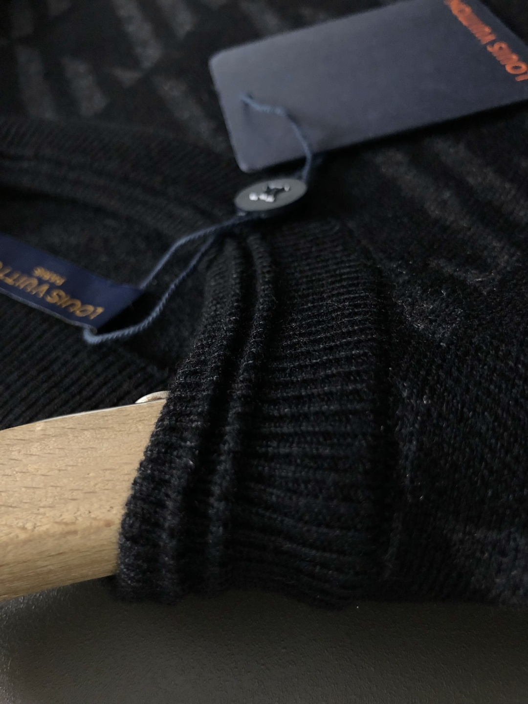 L牌*合身版型M-XXXl2025秋冬潮牌羊毛衫，以黑灰提花点缀为主调，巧妙融入珍珠烫珠字母元素，打破传