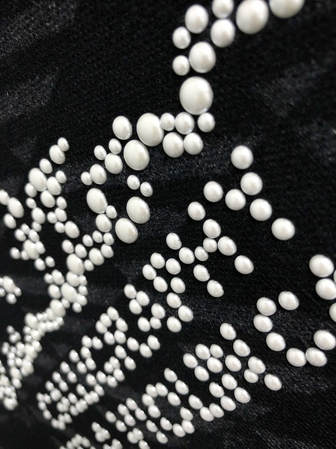 L牌*合身版型M-XXXl2025秋冬潮牌羊毛衫，以黑灰提花点缀为主调，巧妙融入珍珠烫珠字母元素，打破传