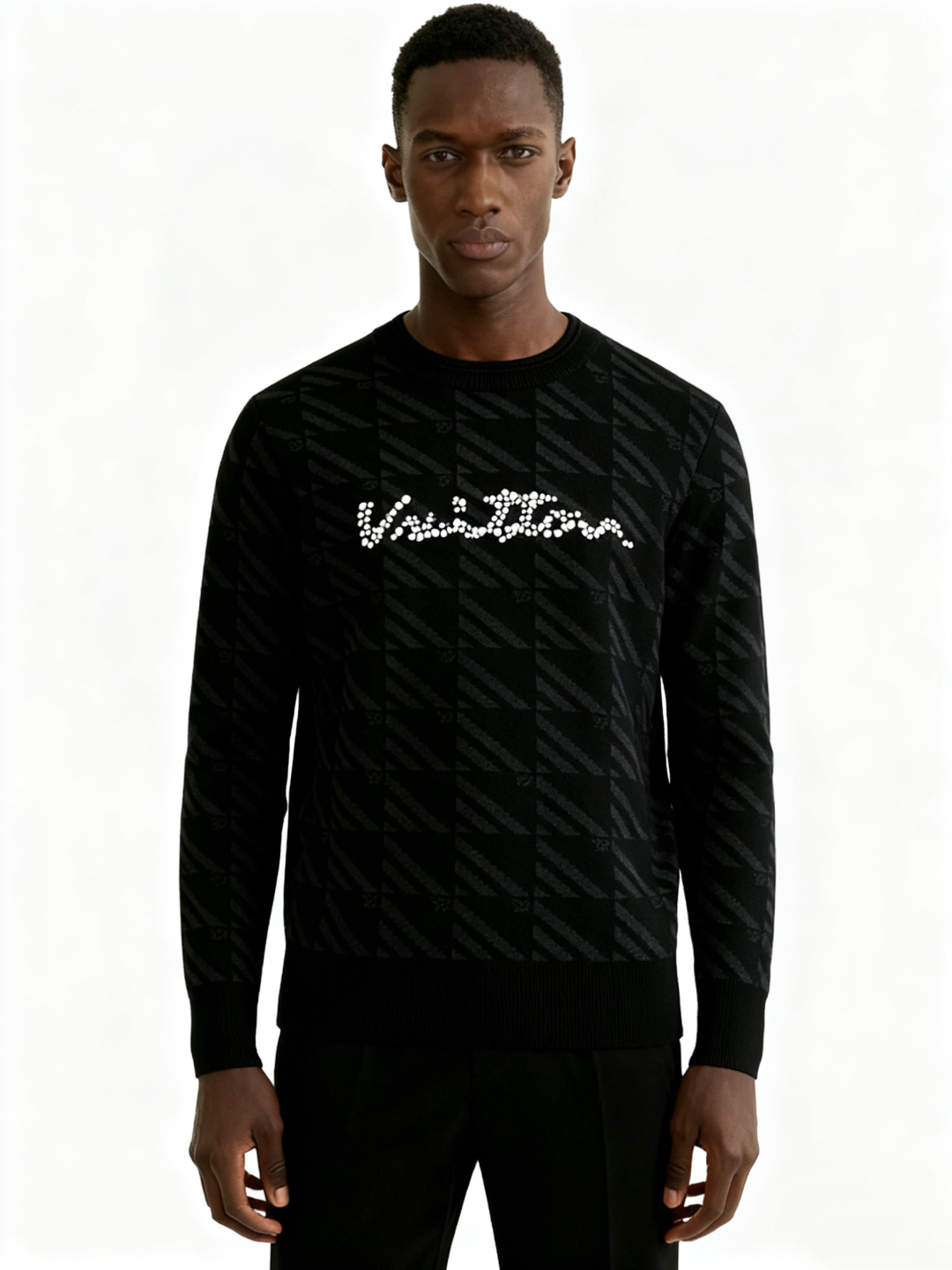 L牌*合身版型M-XXXl2025秋冬潮牌羊毛衫，以黑灰提花点缀为主调，巧妙融入珍珠烫珠字母元素，打破传