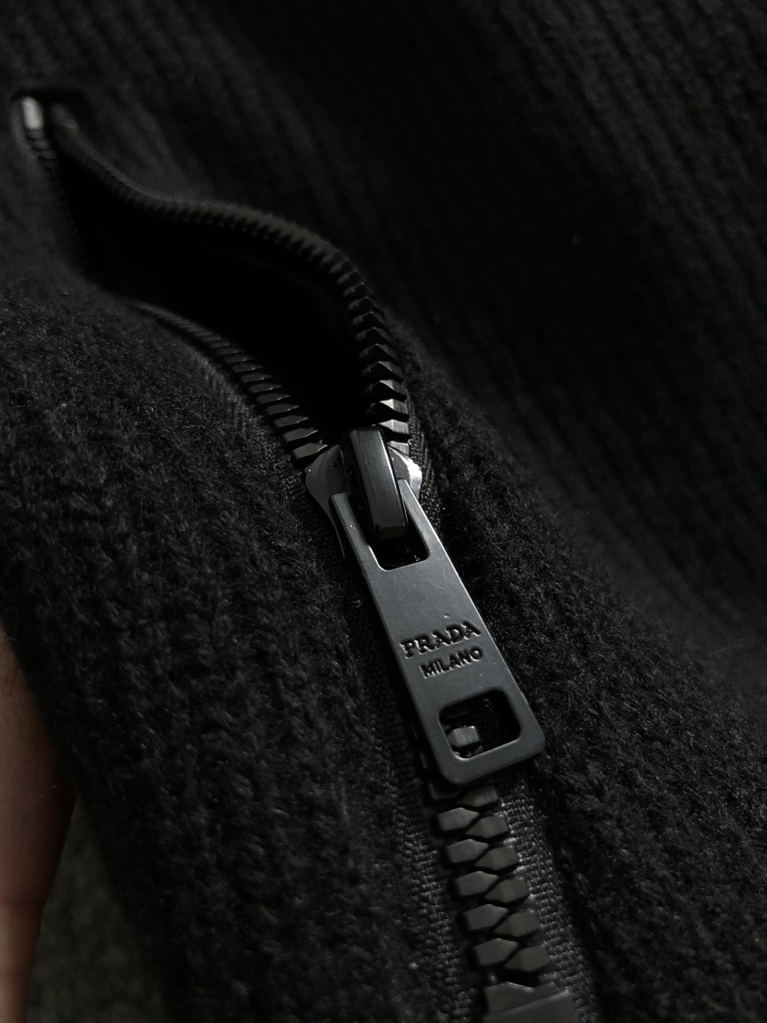 PRAD*合身版型M-XXXl2025秋冬潮牌拼接连帽外套，以经典三角元素融点缀为主调，巧妙专柜五金元素