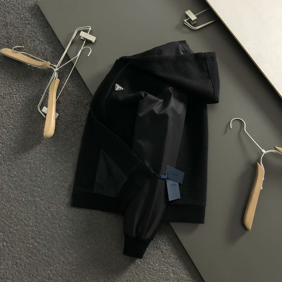 PRAD*合身版型M-XXXl2025秋冬潮牌拼接连帽外套，以经典三角元素融点缀为主调，巧妙专柜五金元素