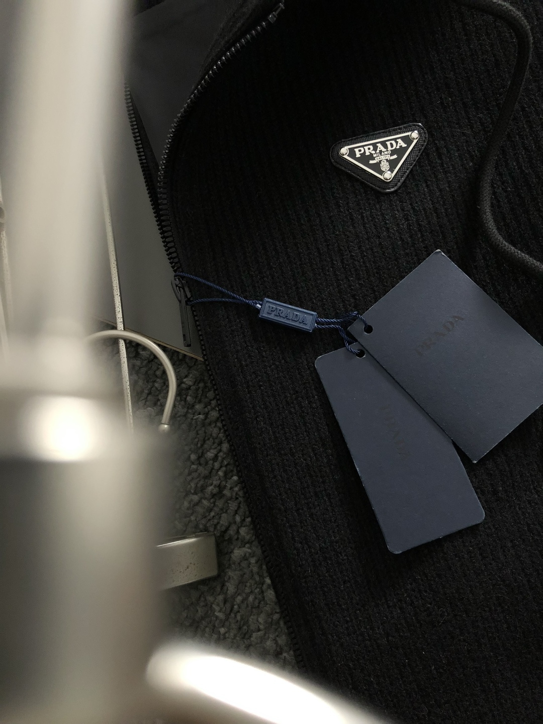 PRAD*合身版型M-XXXl2025秋冬潮牌拼接连帽外套，以经典三角元素融点缀为主调，巧妙专柜五金元素