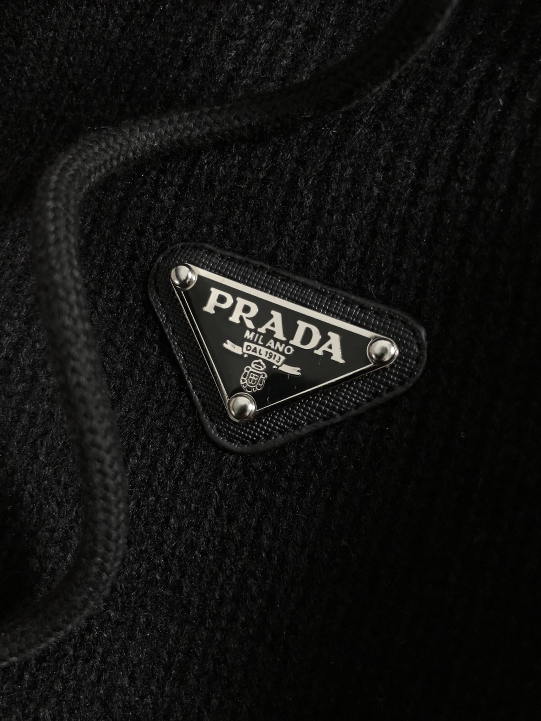 PRAD*合身版型M-XXXl2025秋冬潮牌拼接连帽外套，以经典三角元素融点缀为主调，巧妙专柜五金元素