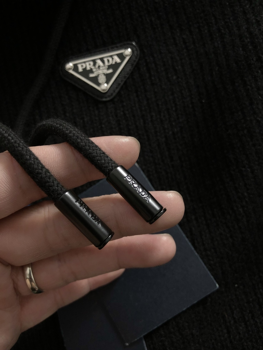 PRAD*合身版型M-XXXl2025秋冬潮牌拼接连帽外套，以经典三角元素融点缀为主调，巧妙专柜五金元素