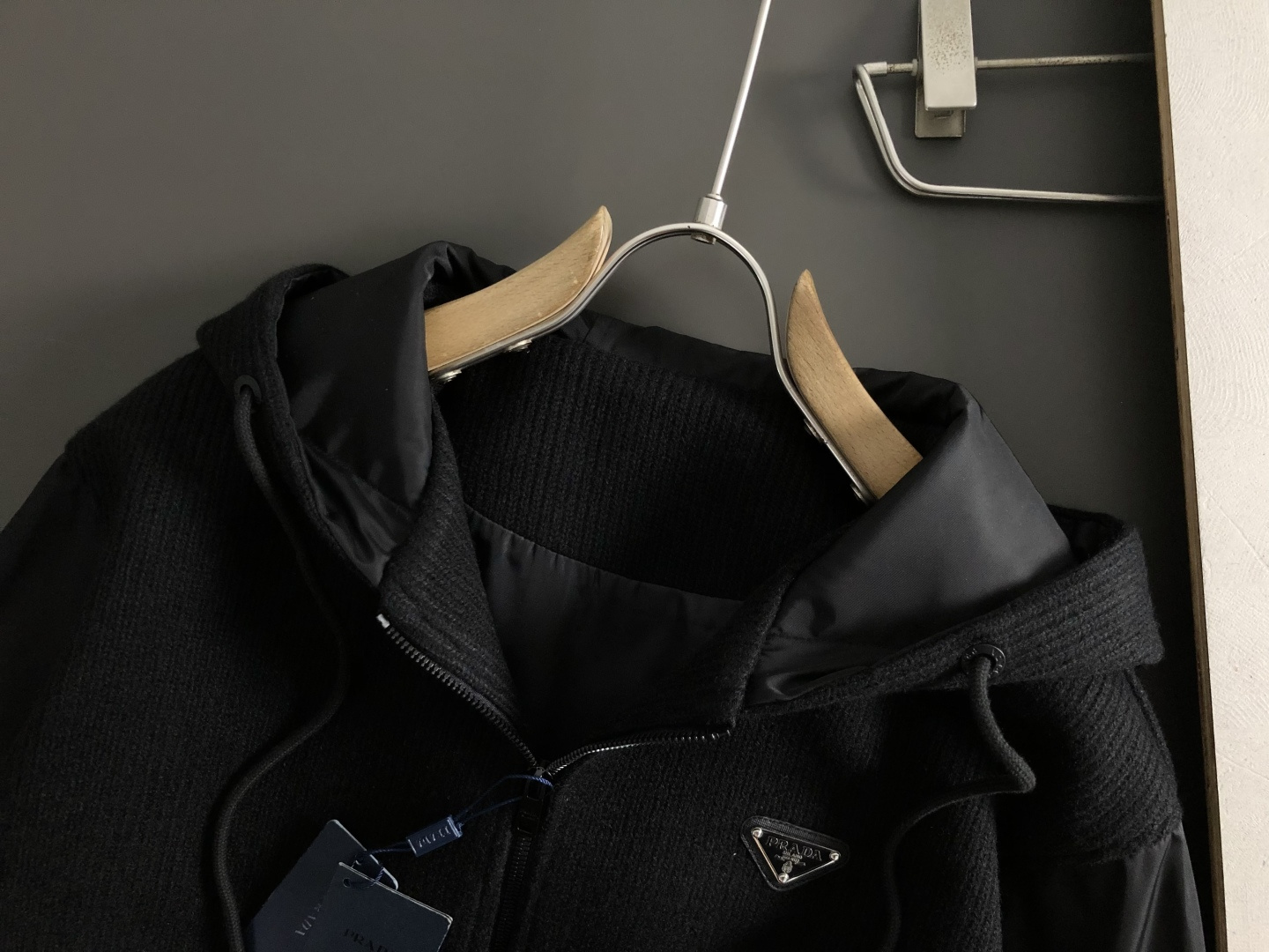 PRAD*合身版型M-XXXl2025秋冬潮牌拼接连帽外套，以经典三角元素融点缀为主调，巧妙专柜五金元素